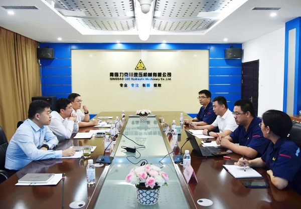 為高質(zhì)量發(fā)展賦能！青島高新區(qū)李天傳主任至力克川液壓調(diào)研2.jpg